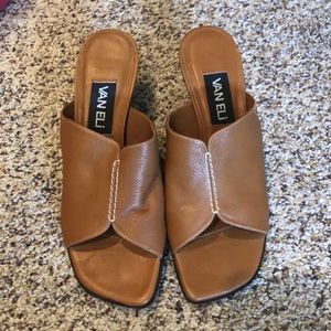 Low heeled slip-on shoes